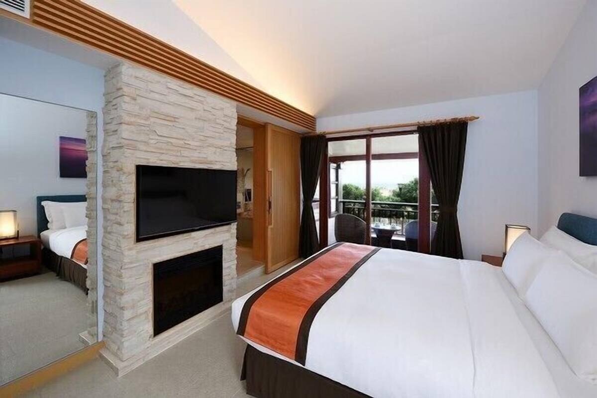 Edredón, caja de seguridad en la habitación y escritorio