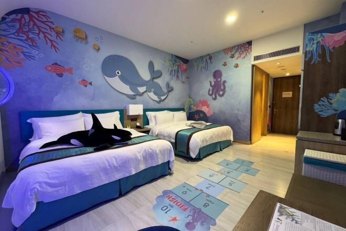 Edredón, caja de seguridad en la habitación y escritorio