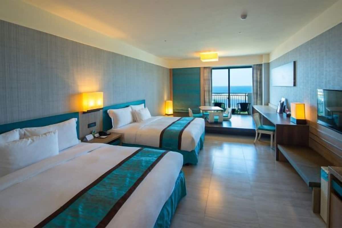 Edredón, caja de seguridad en la habitación y escritorio