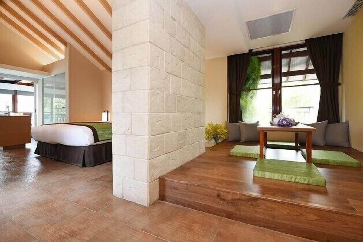 Edredón, caja de seguridad en la habitación y escritorio