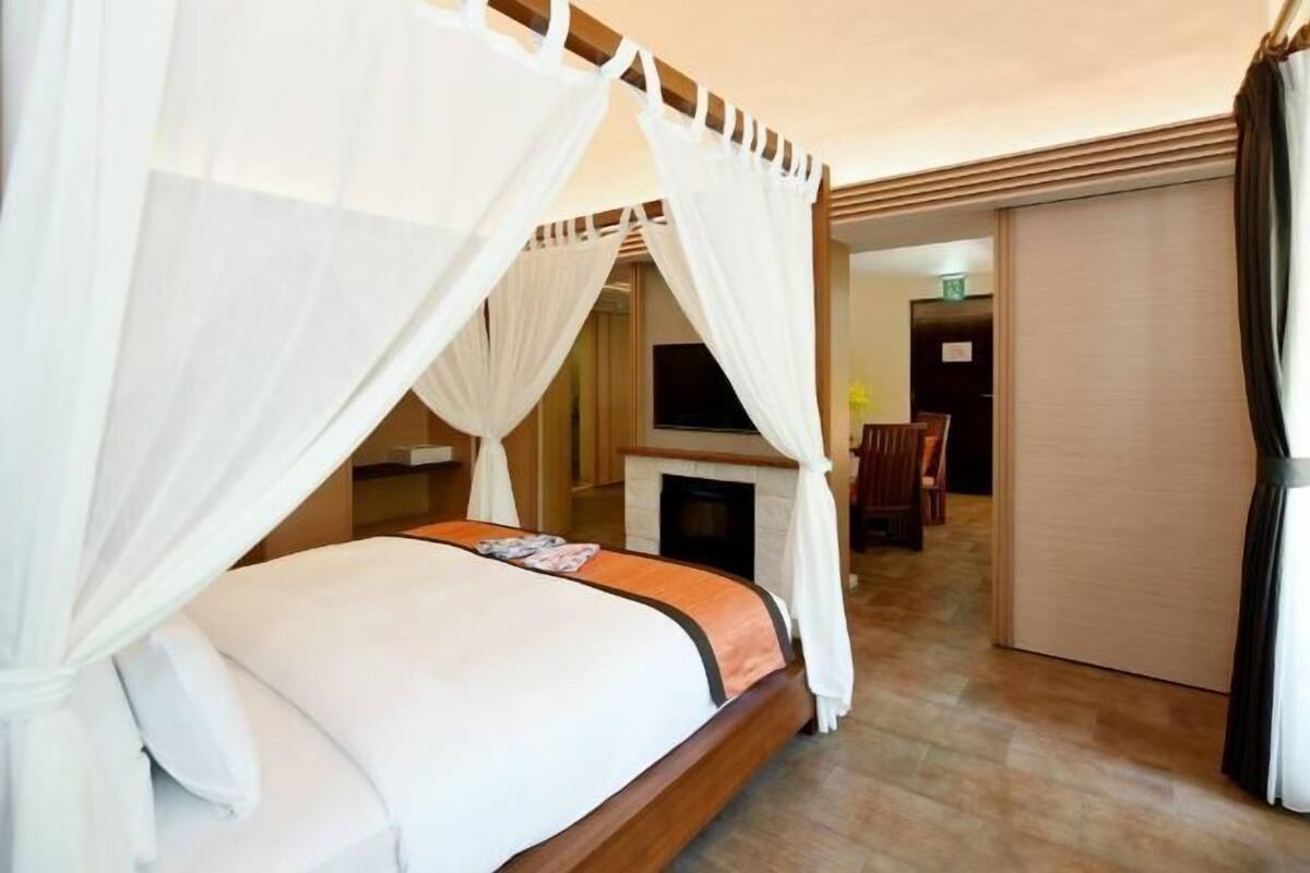 Edredón, caja de seguridad en la habitación y escritorio