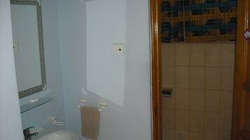 Shower, rainfall showerhead, free toiletries, towels