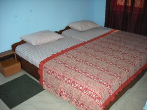 مكتب ومكواة/لوح كي وأسرّة أطفال/رضّع (مجانًا) وواي فاي مجانًا