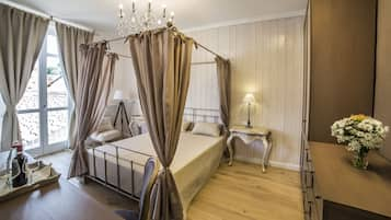 Superior Double Room | Minibar, in-room safe, individually decorated, individually furnished