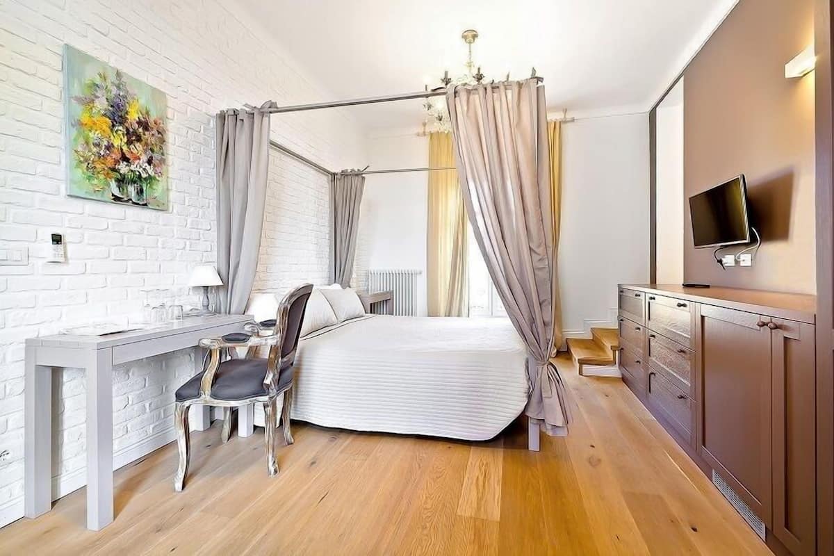 Superior Double Room | Minibar, in-room safe, individually decorated, individually furnished