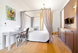 Superior Double Room | Minibar, in-room safe, individually decorated, individually furnished - Corte San Martino (La Morra)