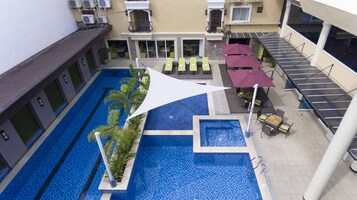 Una piscina al aire libre, sombrillas, guardavidas en la propiedad