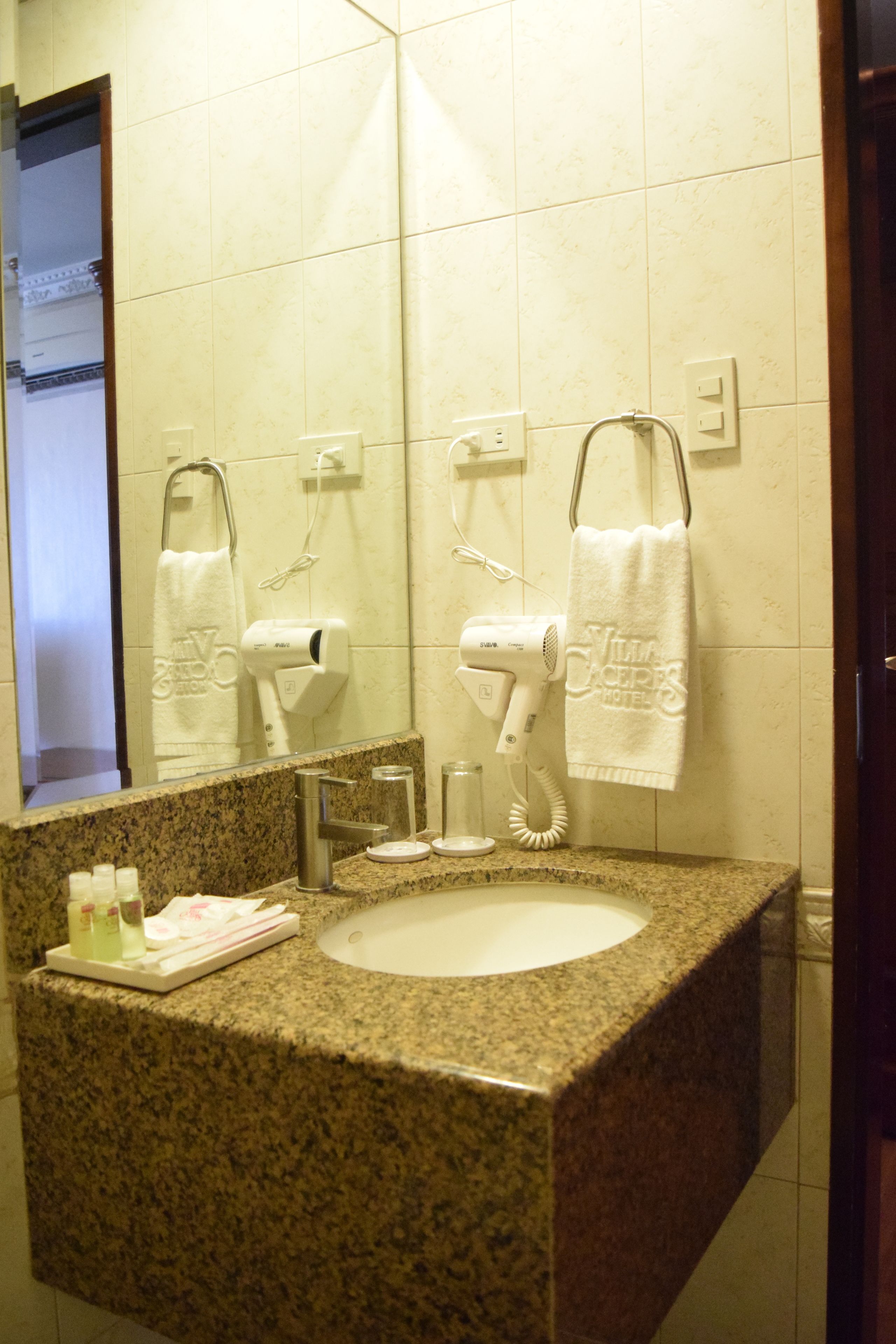 executive suite, non smoking | bathroom sink