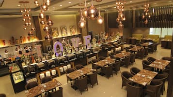Enjoy a meal in our restaurant with a variety of seating options and a clear view of the kitchen.