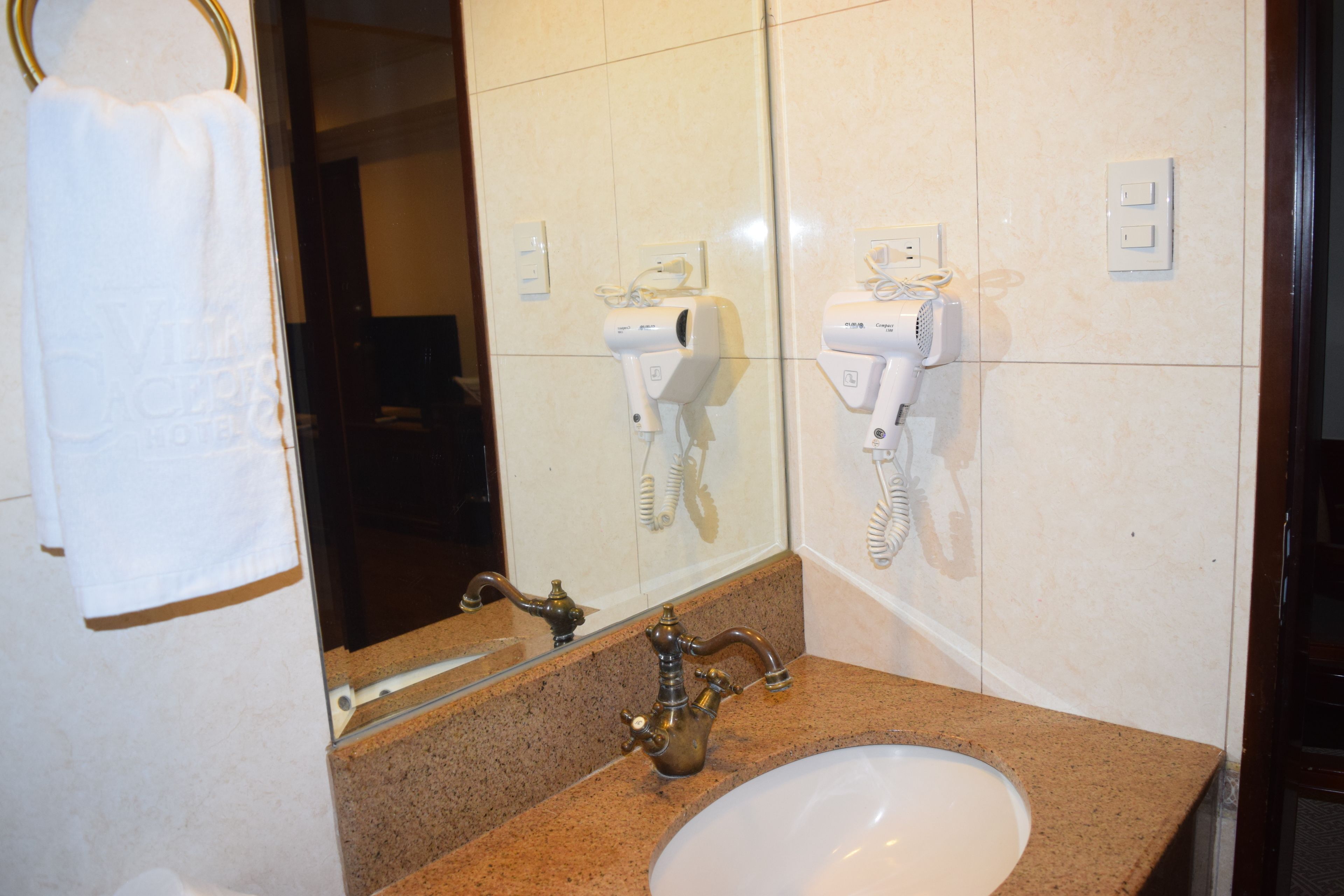 standard double room, non smoking | bathroom sink