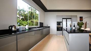 Vila, 3 quartos, piscina particular | Cozinha privada | Geladeira grande, micro-ondas, fogão, cooktop