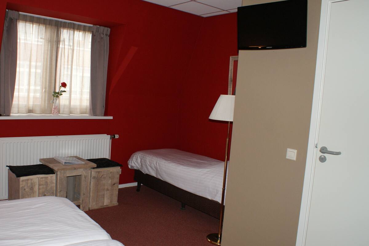 Triple Room | Desk, iron/ironing board, cots/infant beds, rollaway beds