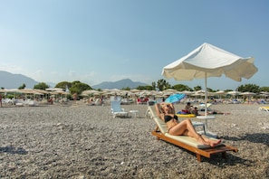Praia particular nas proximidades, espreguiçadeiras, guarda-sóis 