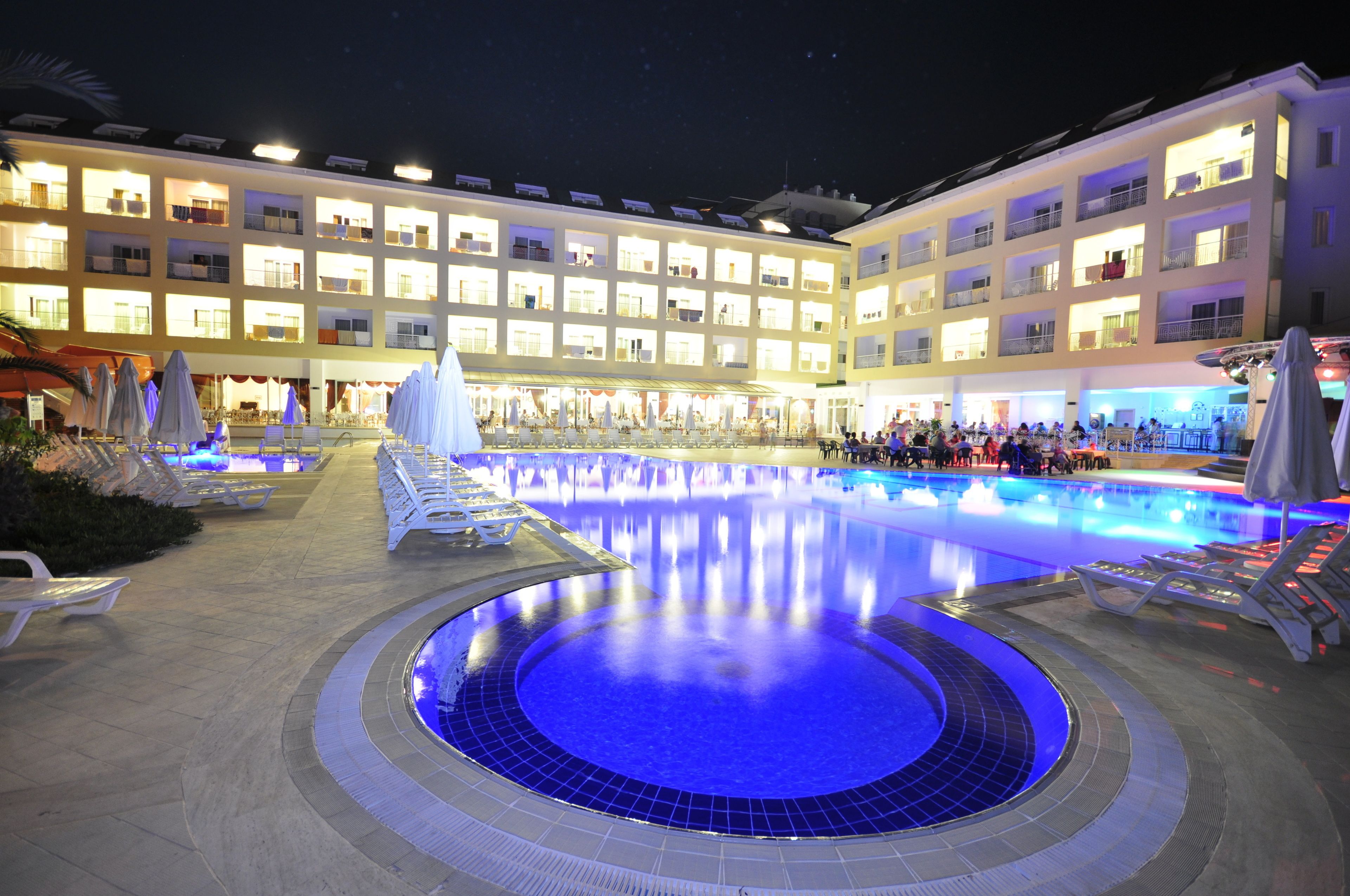 2 utendørsbassenger, bassengparasoller og solsenger