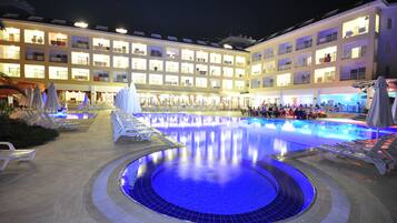 2 utendørsbassenger, bassengparasoller og solsenger