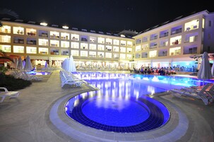 2 piscinas al aire libre, sombrillas, sillones reclinables de piscina