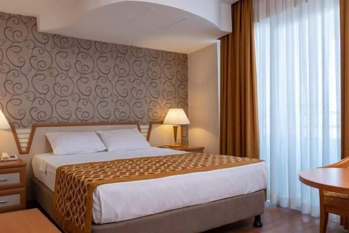 Hochwertige Bettwaren, Minibar, Zimmersafe, Schreibtisch