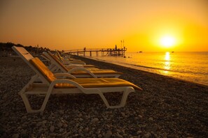 Playa privada en los alrededores, camastros y sombrillas
