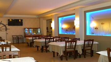 Se sirven comidas, cenas y cocina local