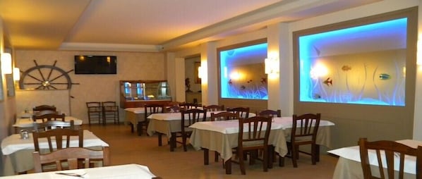 Déjeuner et dîner servis sur place, spécialités Cuisine locale