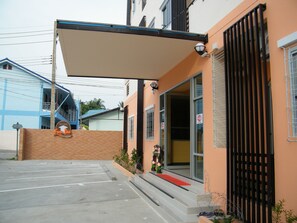 Property entrance - Fun Dee Mansion (Ubon Ratchathani)