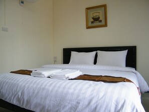 Standard Room | Desk, blackout drapes, rollaway beds, free WiFi - Fun Dee Mansion (Ubon Ratchathani)