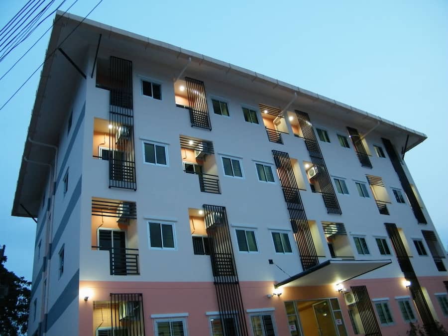 Fachada da propriedade à noite
