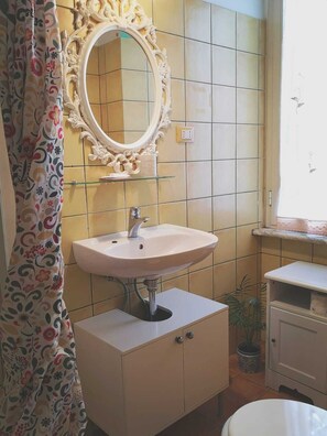 Shower, free toiletries, hair dryer, bidet - Relais Villa Fiorelli (Rome)