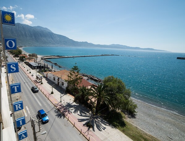 On the beach, sun loungers, beach umbrellas, beach towels - Hotel Ostria (Kalamata)