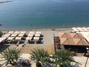 On the beach, sun loungers, beach umbrellas, beach towels - Hotel Ostria (Kalamata)