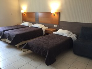 Family Triple Room | Desk, iron/ironing board, free WiFi, bed sheets - Hotel Ostria (Kalamata)