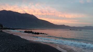 En la playa, camastros, sombrillas y toallas de playa