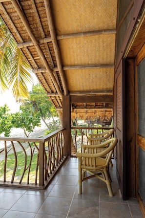 Beachside Chalet with AC | Terrace/patio