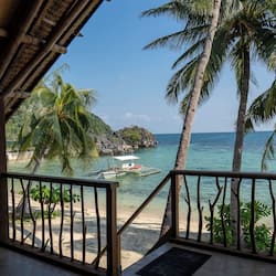 Beachside Chalet with AC | Hiên