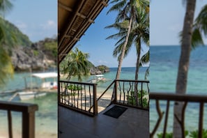 Beachside Chalet with AC | Terraço/pátio