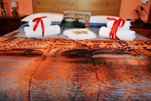Habitación doble, 1 cama doble, baño privado (External) | Ropa de cama de alta calidad, edredones de plumas, minibar y escritorio