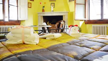 高档床上用品、羽绒被、迷你吧、办公桌