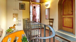 Un escalier avec une rampe en métal menant à une porte en bois.