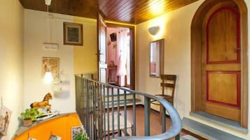 Roupas de cama premium, edredons de pluma, frigobar, escrivaninha