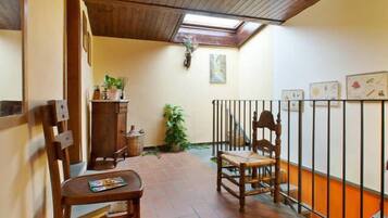 高档床上用品、羽绒被、迷你吧、办公桌