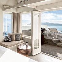 Executive Loft, Hot Tub, Sea View | Peralatan tempat tidur premium, bar mini, peti besi dalam bilik, meja 