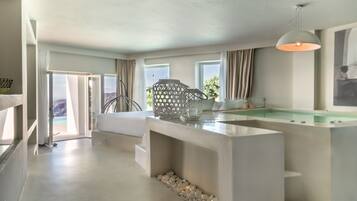 Suite, vista mare (Infinity Pool) | Biancheria da letto di alta qualità, minibar, una cassaforte in camera