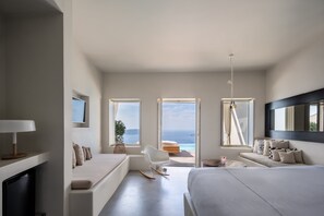 Suite superior, piscina privada, vistas al mar | Ropa de cama de alta calidad, minibar, caja fuerte y escritorio