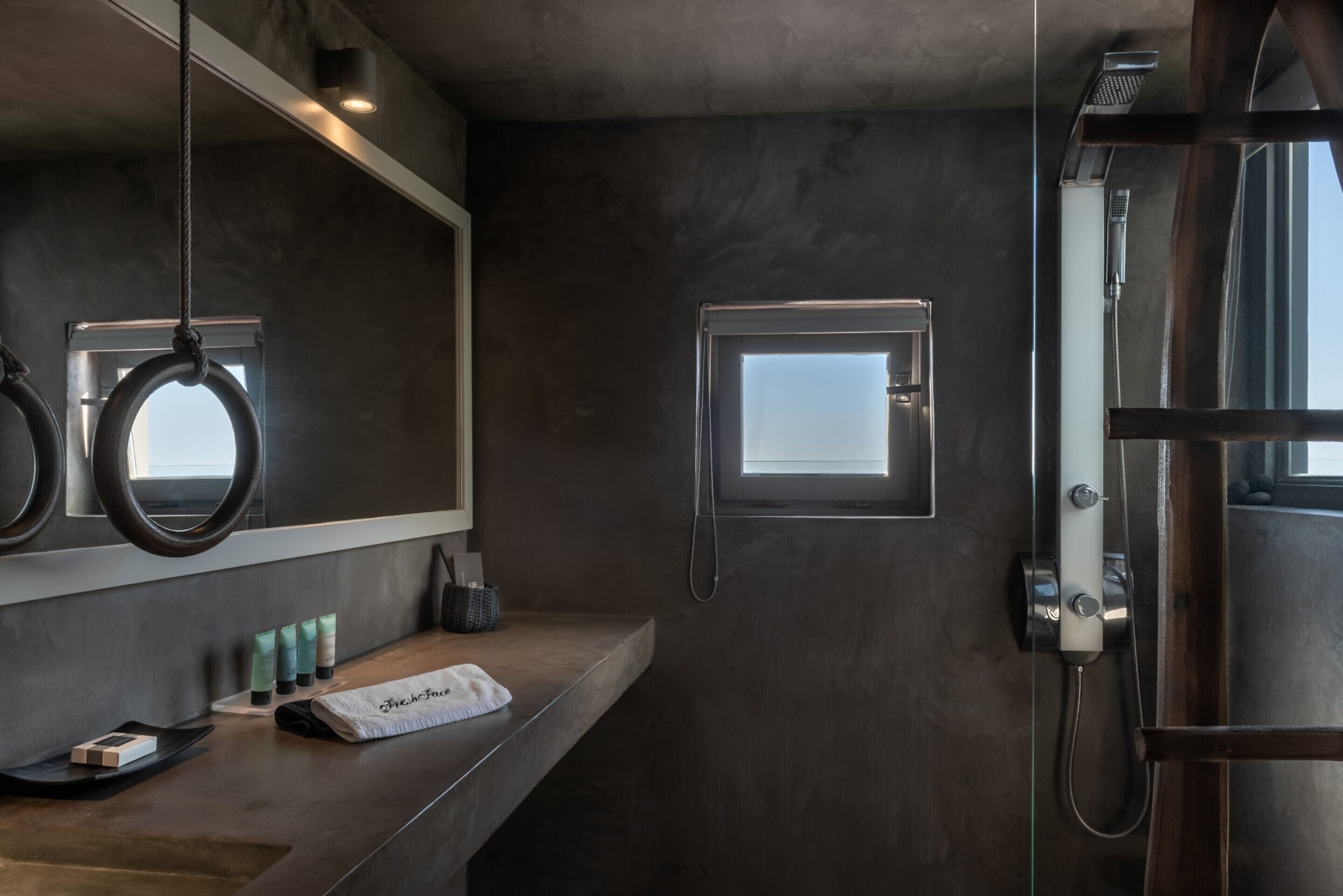 Deluxe Suite, Hot Tub, Sea View | Bathroom