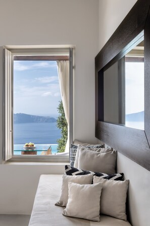 Suite superior, piscina privada, vistas al mar | Zona de estar | Una televisión de plasma