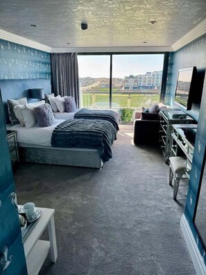 Twin Room, Ensuite, Sea View - Number One South Beach (Blackpool)