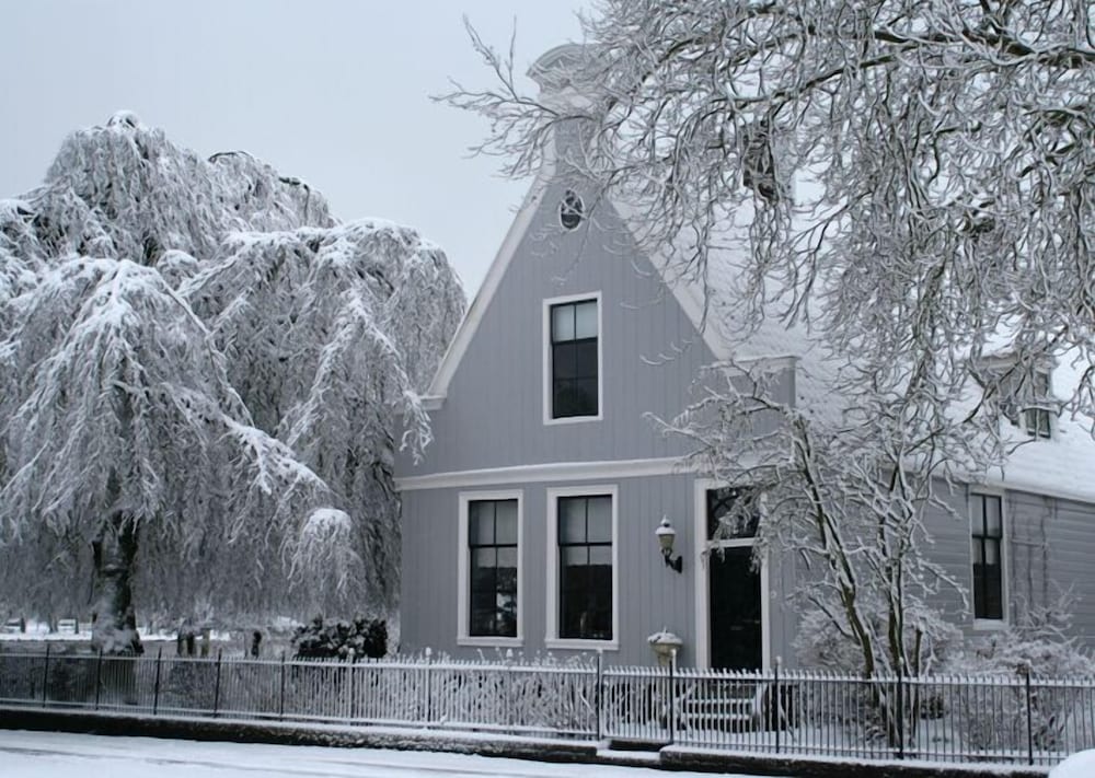 Inn on the Lake by null