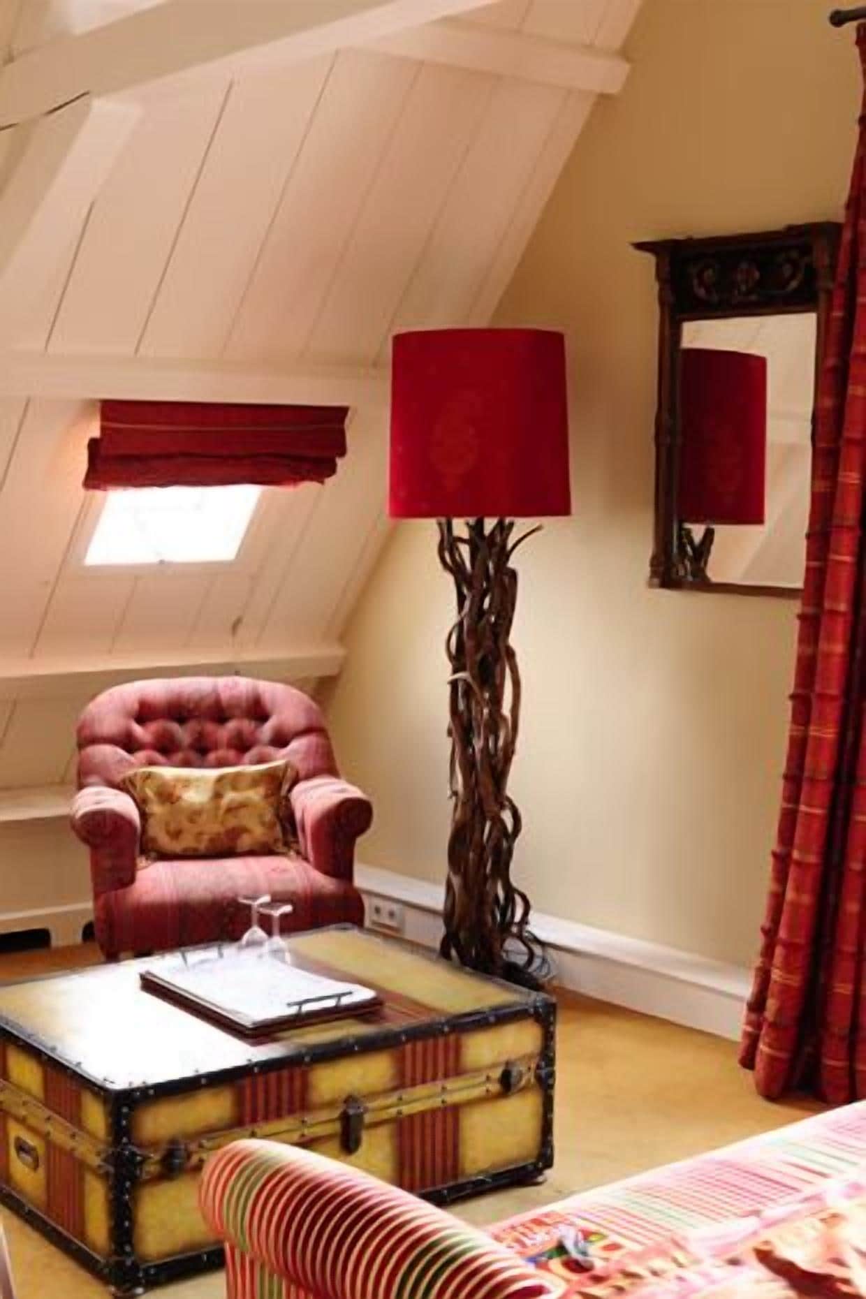 Double Room (Red) | Living area | Flat-screen TV, iPod dock