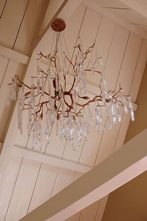 Un candelabro con estructura arbórea y detalles de cristal.