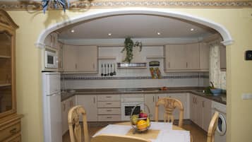 Full-sized fridge, microwave, oven, stovetop